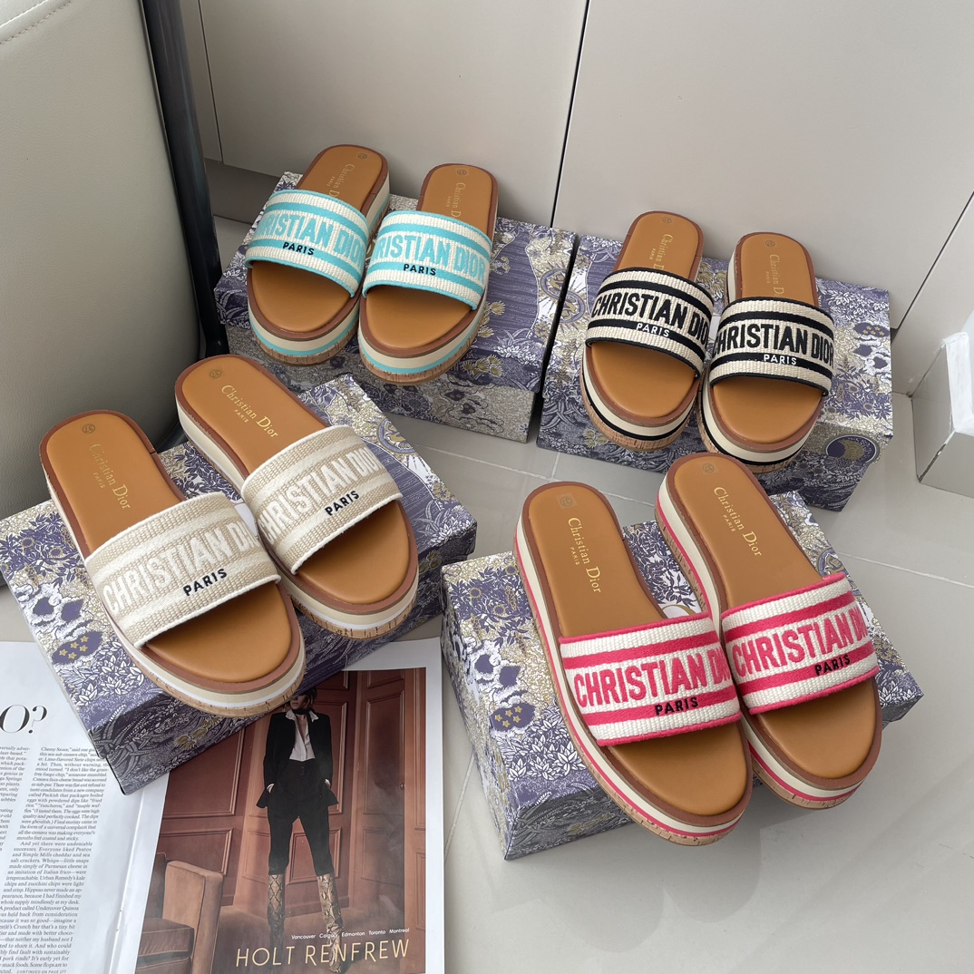 D Style letter embroidered platform slippers