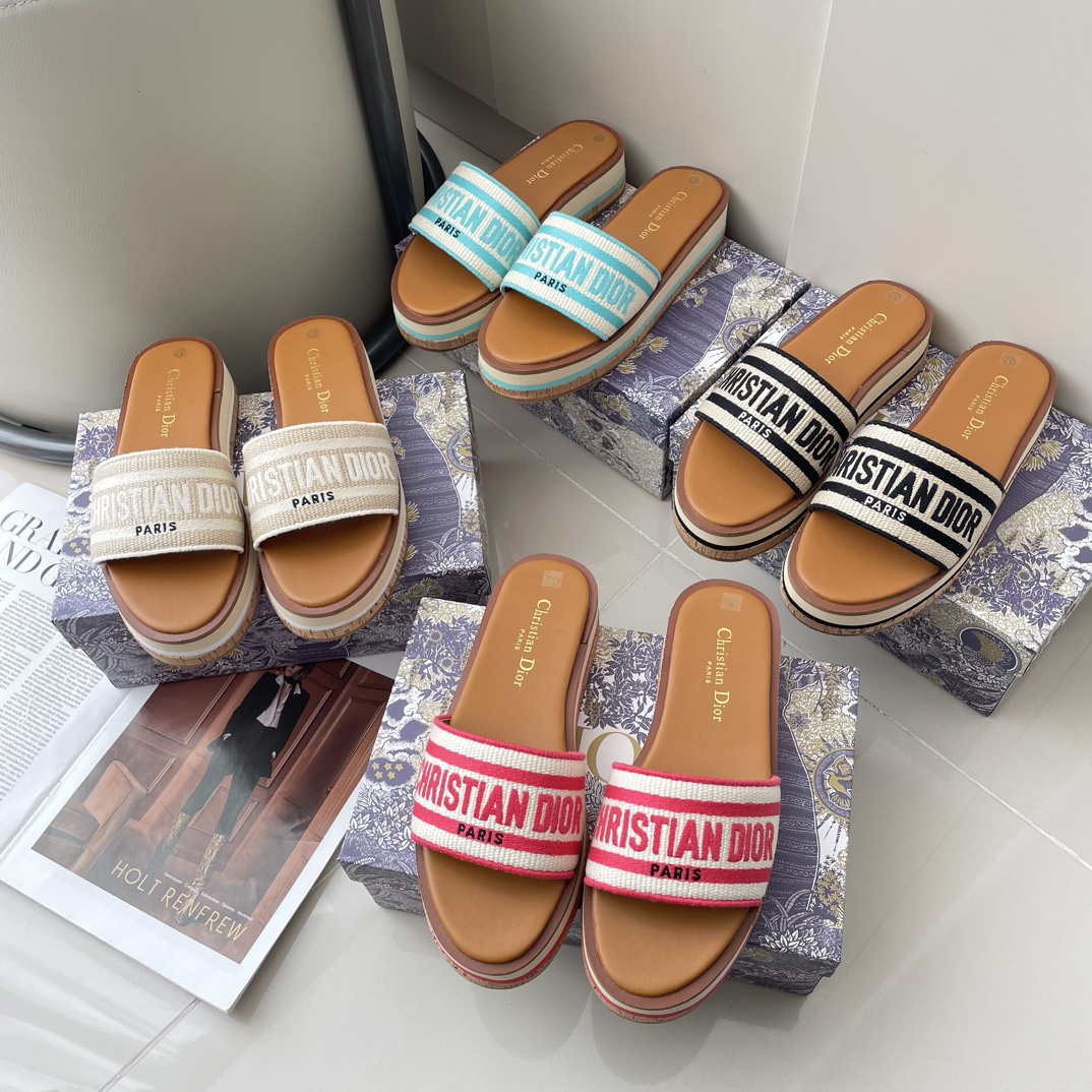 D Style letter embroidered platform slippers