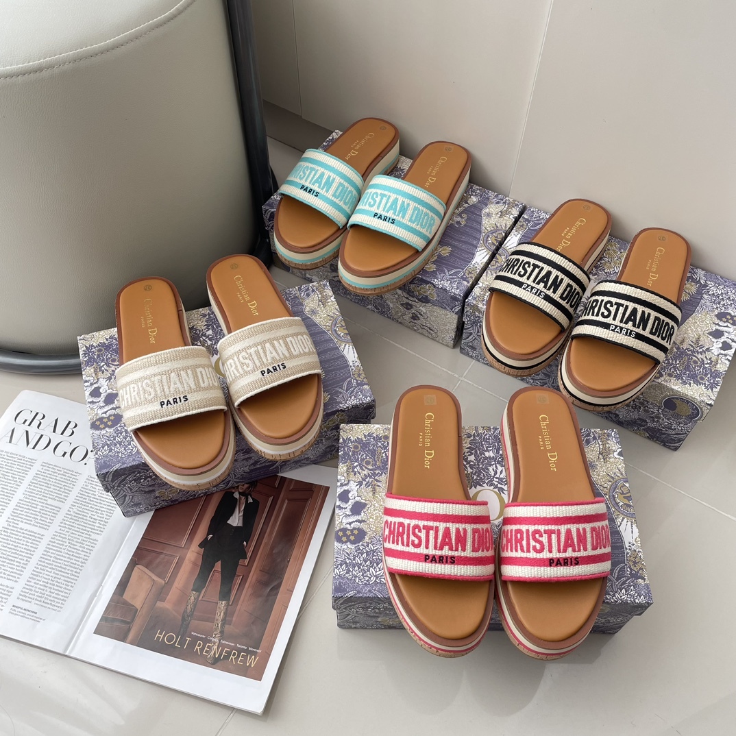 D Style letter embroidered platform slippers