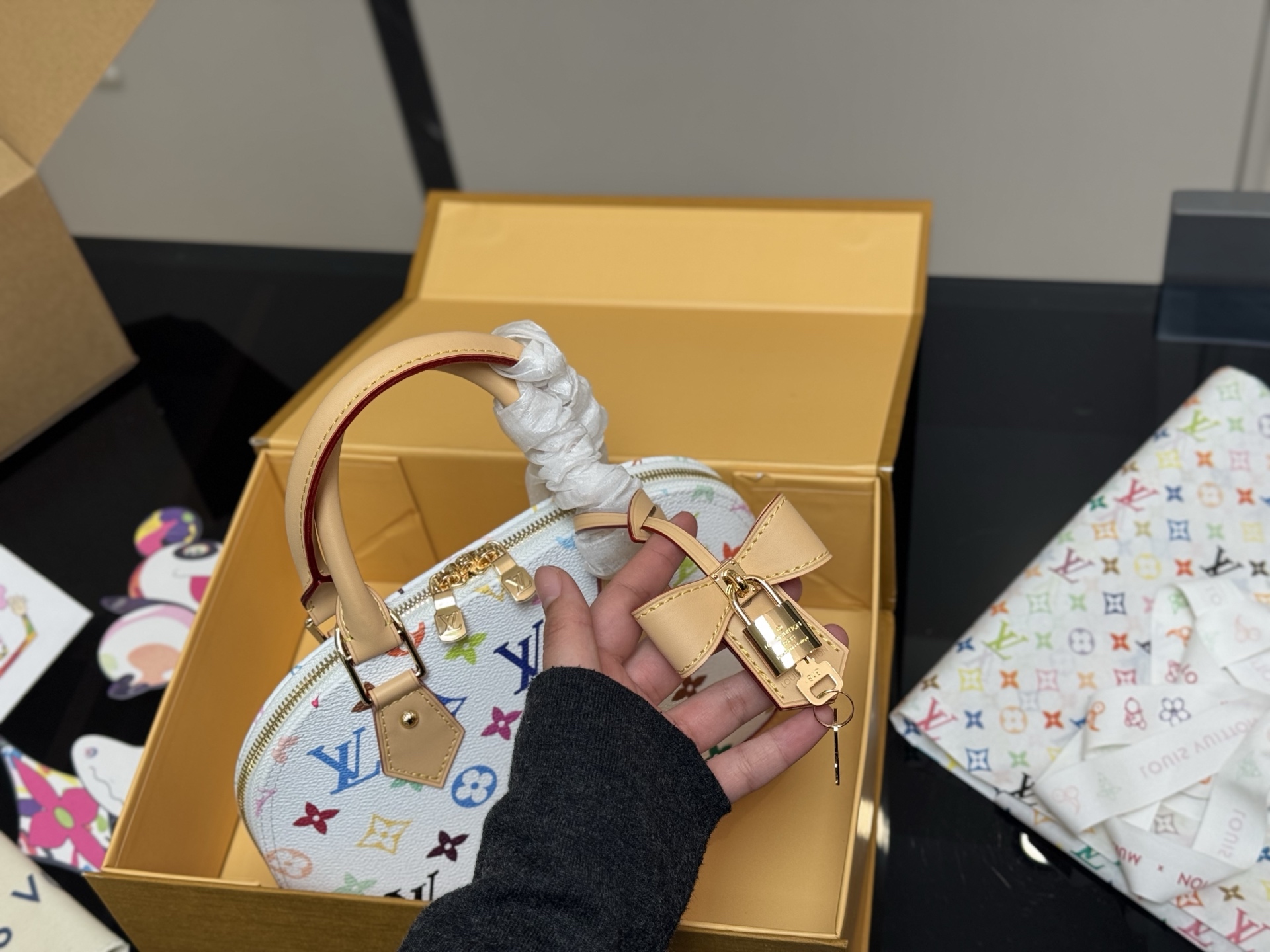 L style White tricolor alma shell 25*18cm