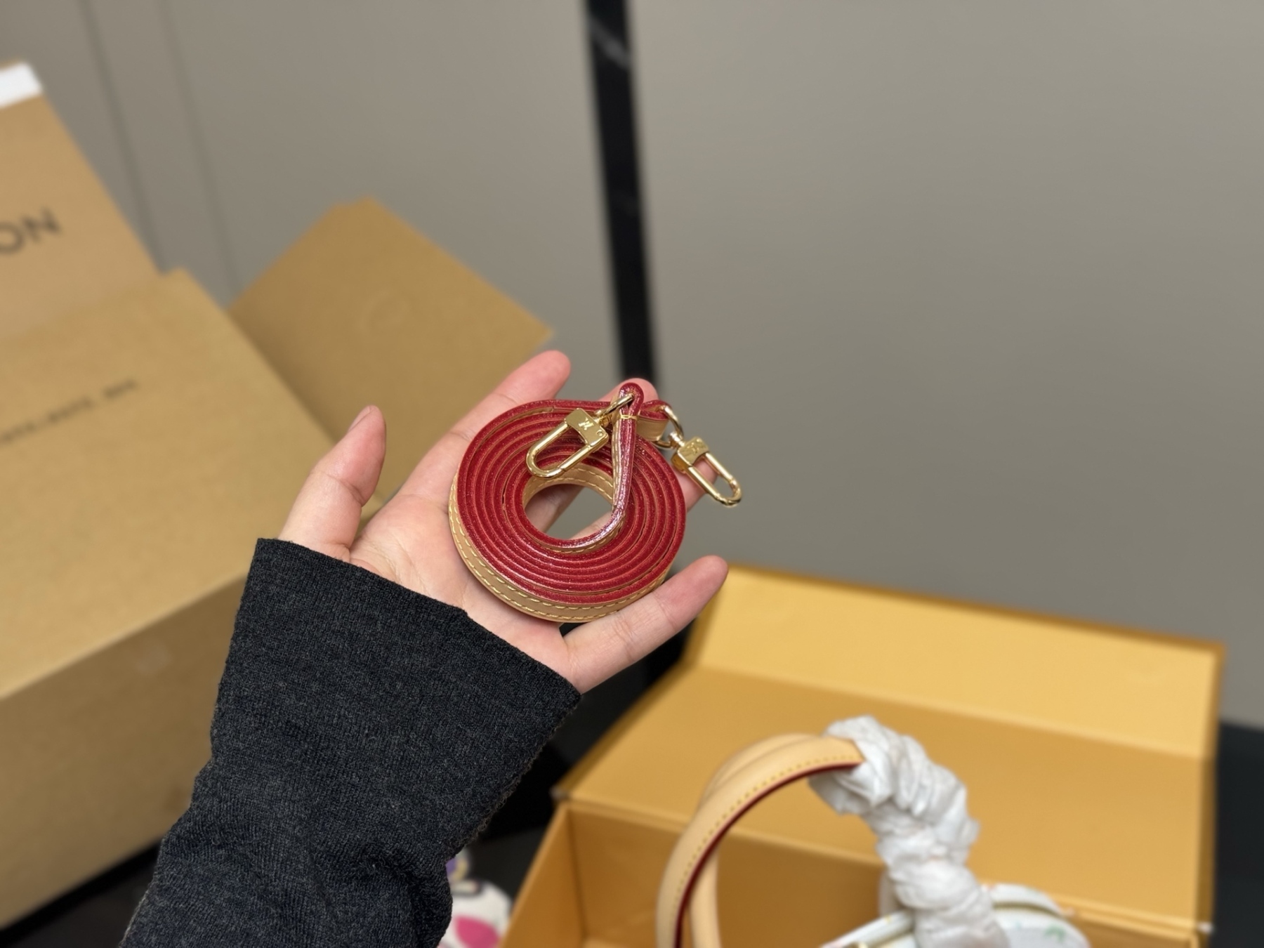 L style White tricolor alma shell 25*18cm