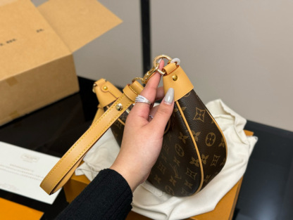 L style Crescent moon buns and pea buns