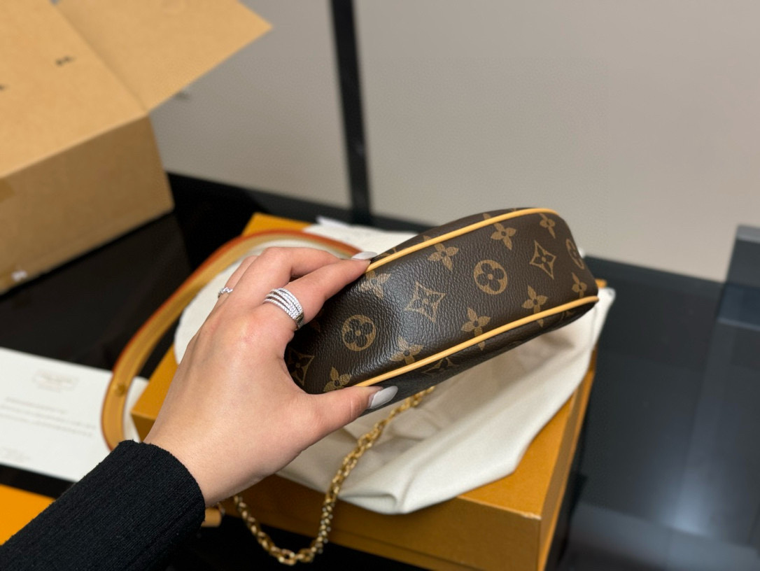 L style Crescent moon buns and pea buns