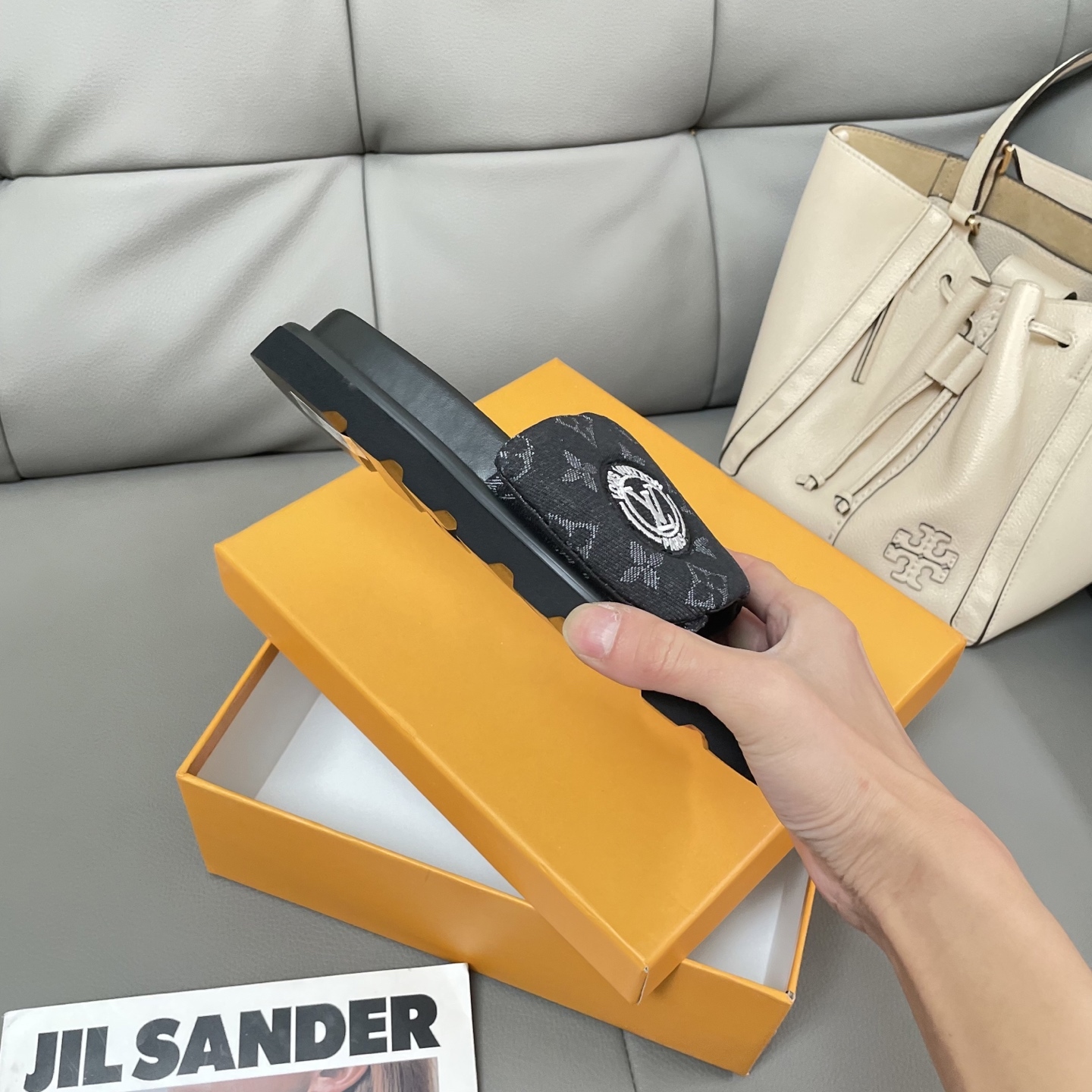 L Style Casual Velcro Slippers