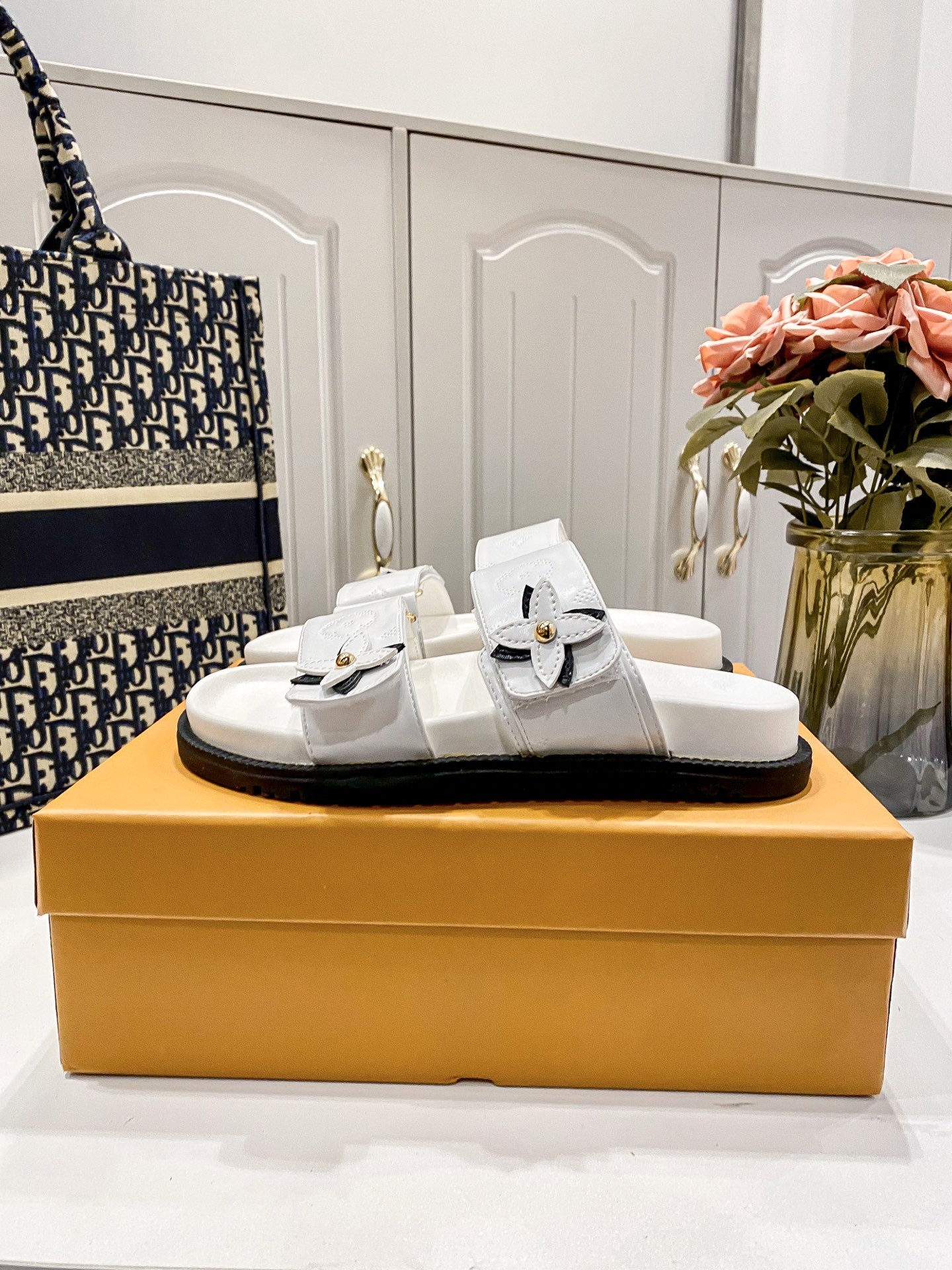 L Style flower velcro slippers