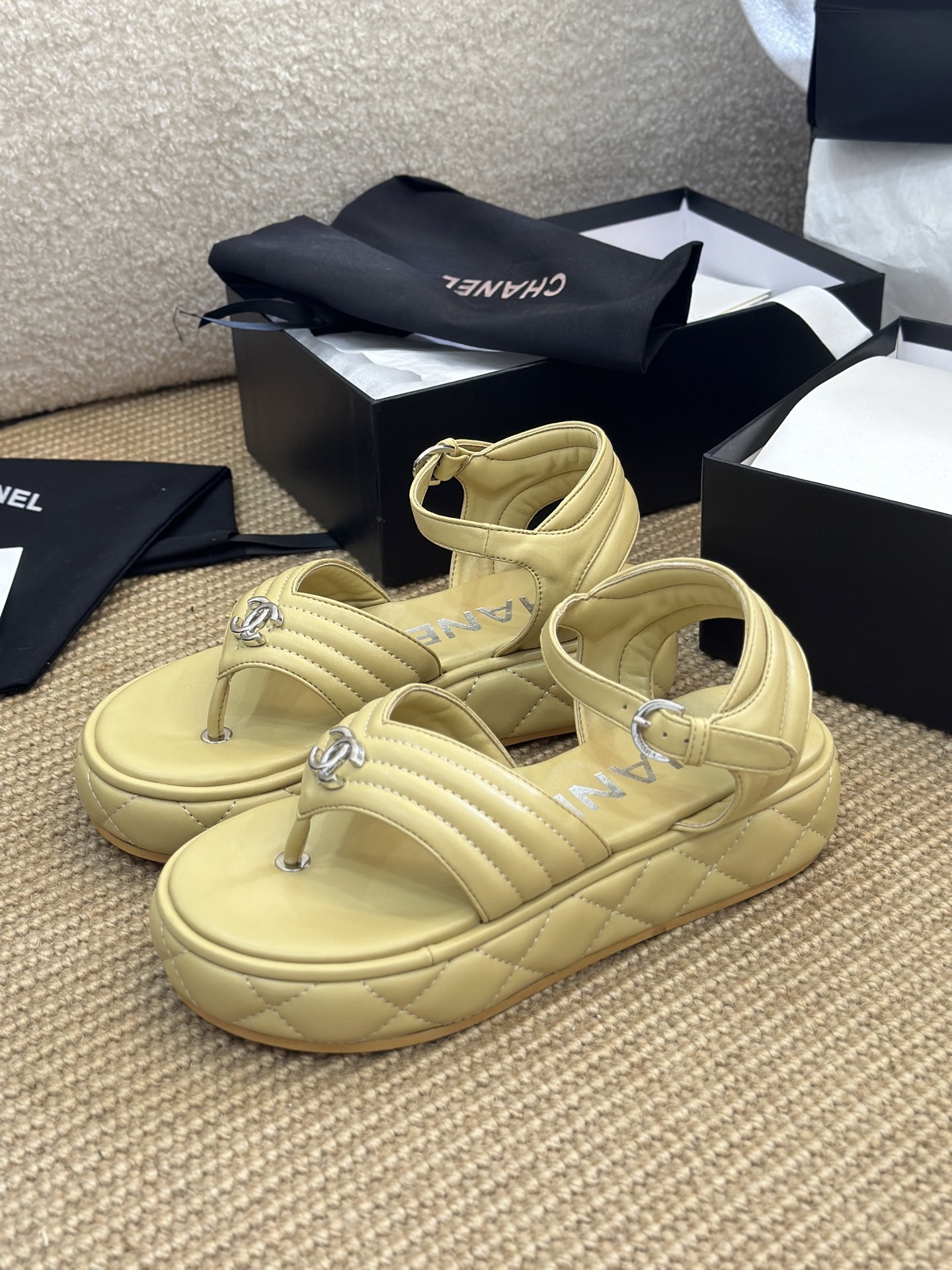 C Style Diamond-Shaped Platform Flip Flops