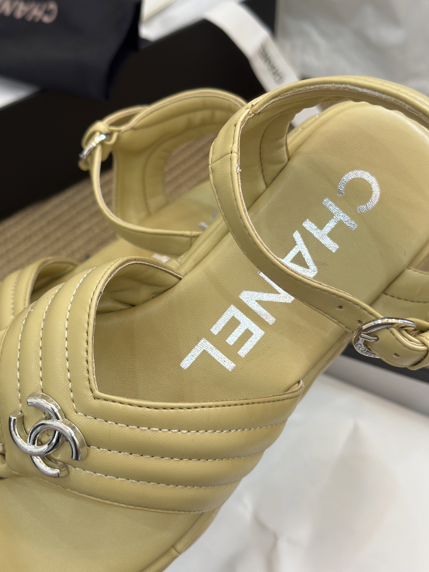 C Style Diamond-Shaped Platform Flip Flops