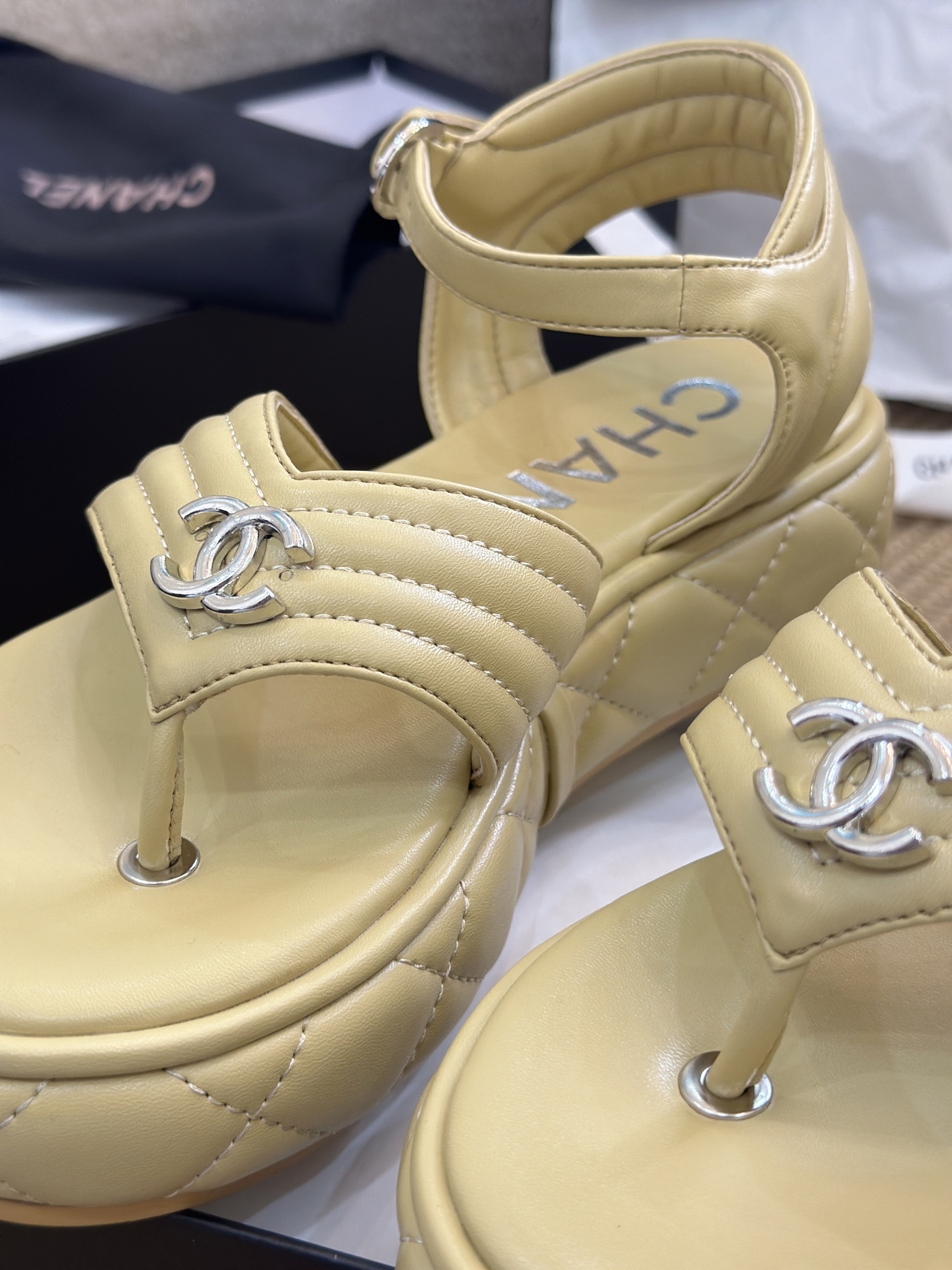 C Style Diamond-Shaped Platform Flip Flops