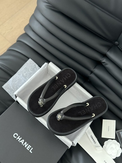 C style Velvet Thick Sole Bread Flip Flops