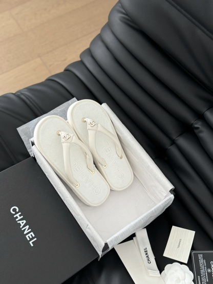 C style Velvet Thick Sole Bread Flip Flops