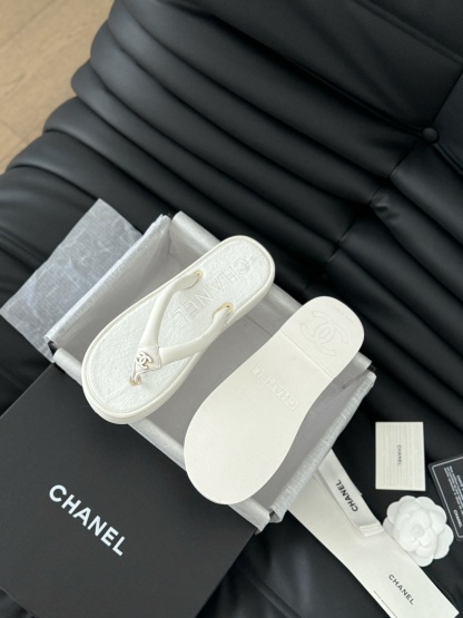 C style Velvet Thick Sole Bread Flip Flops