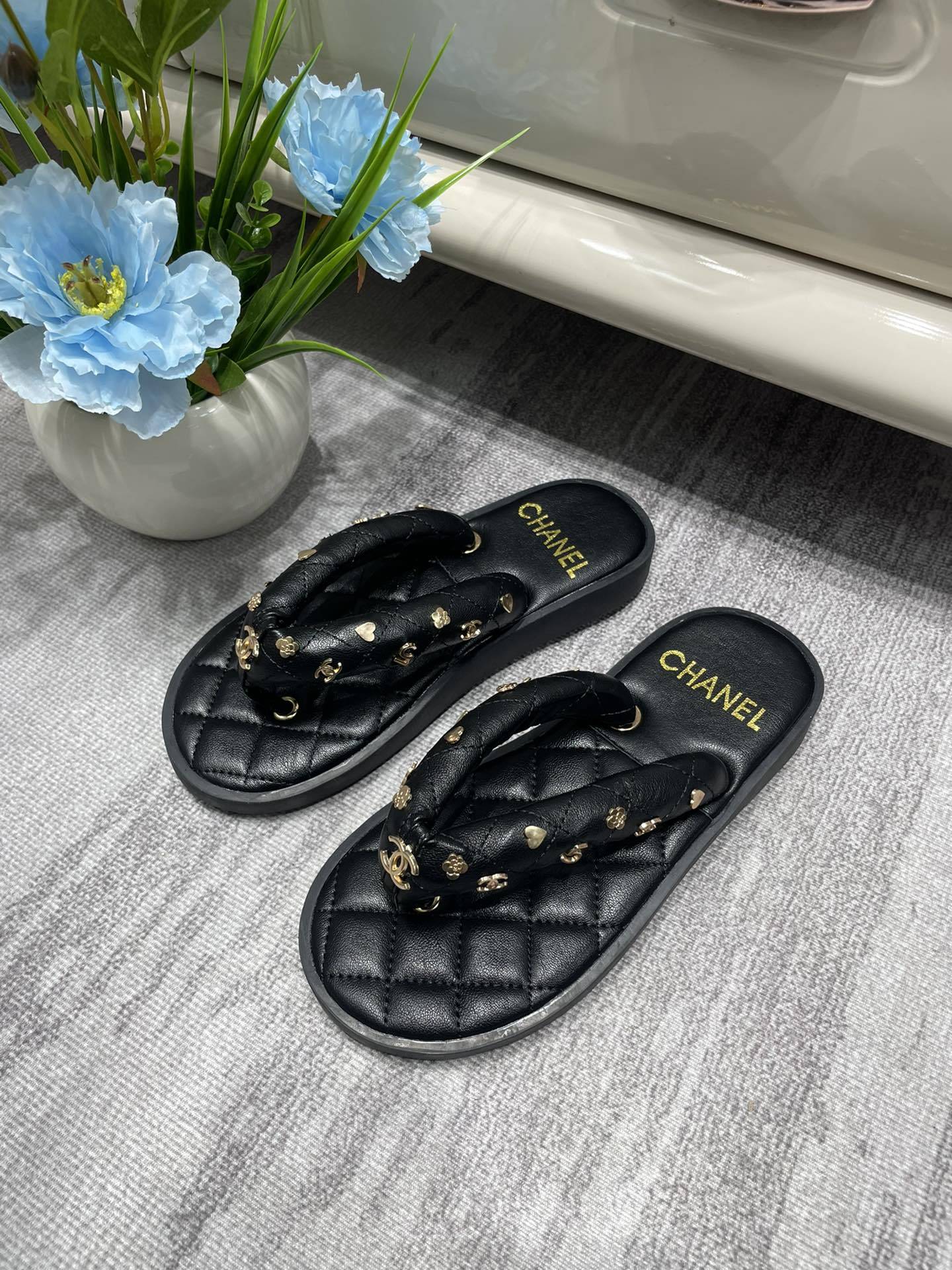 C style Velvet Thick Sole Bread Flip Flops