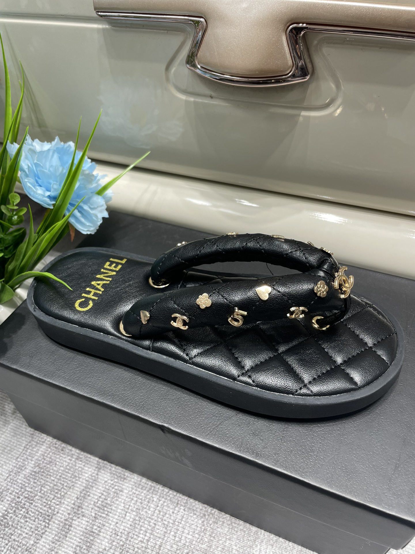 C style Velvet Thick Sole Bread Flip Flops