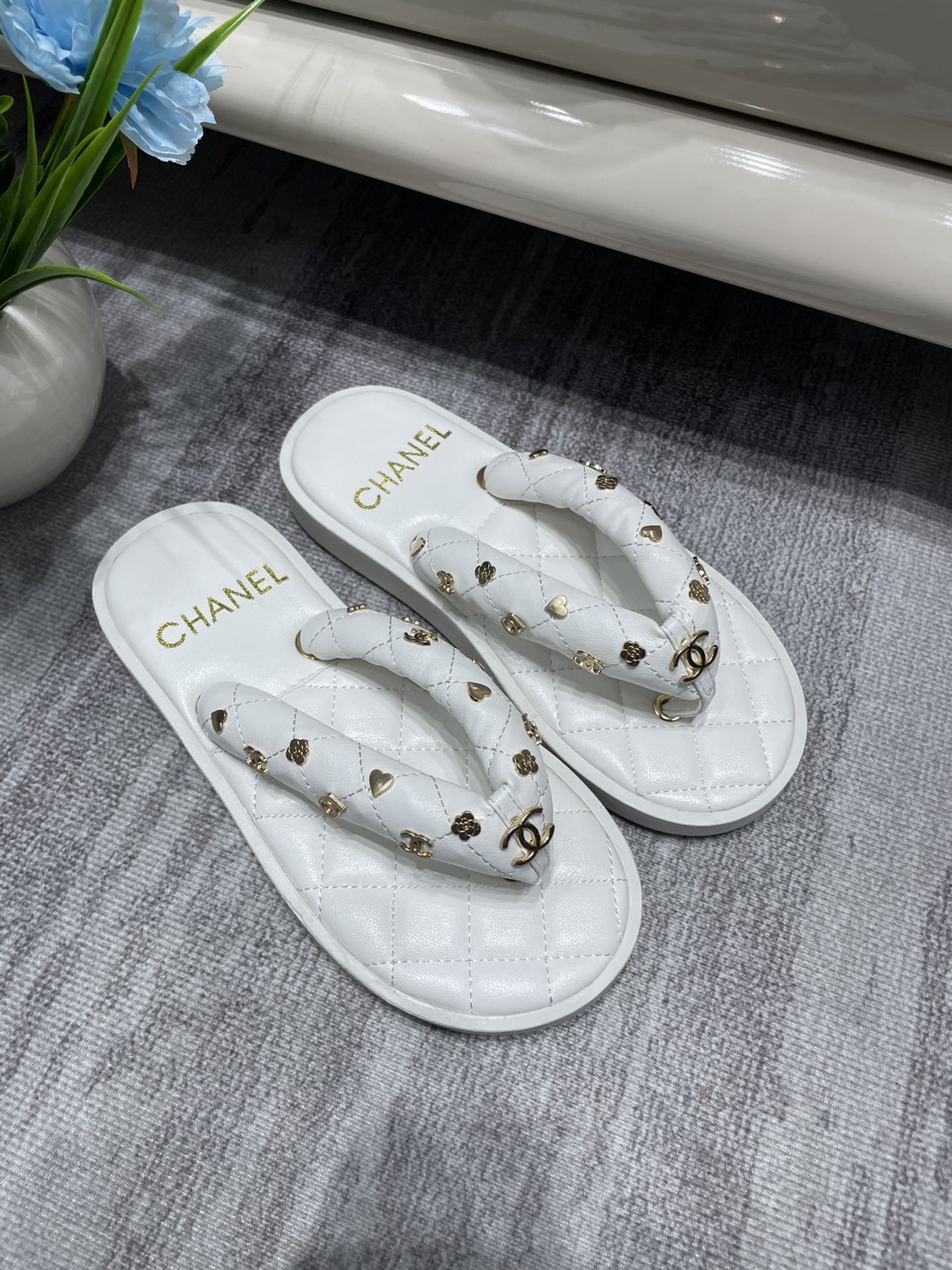 C style Velvet Thick Sole Bread Flip Flops