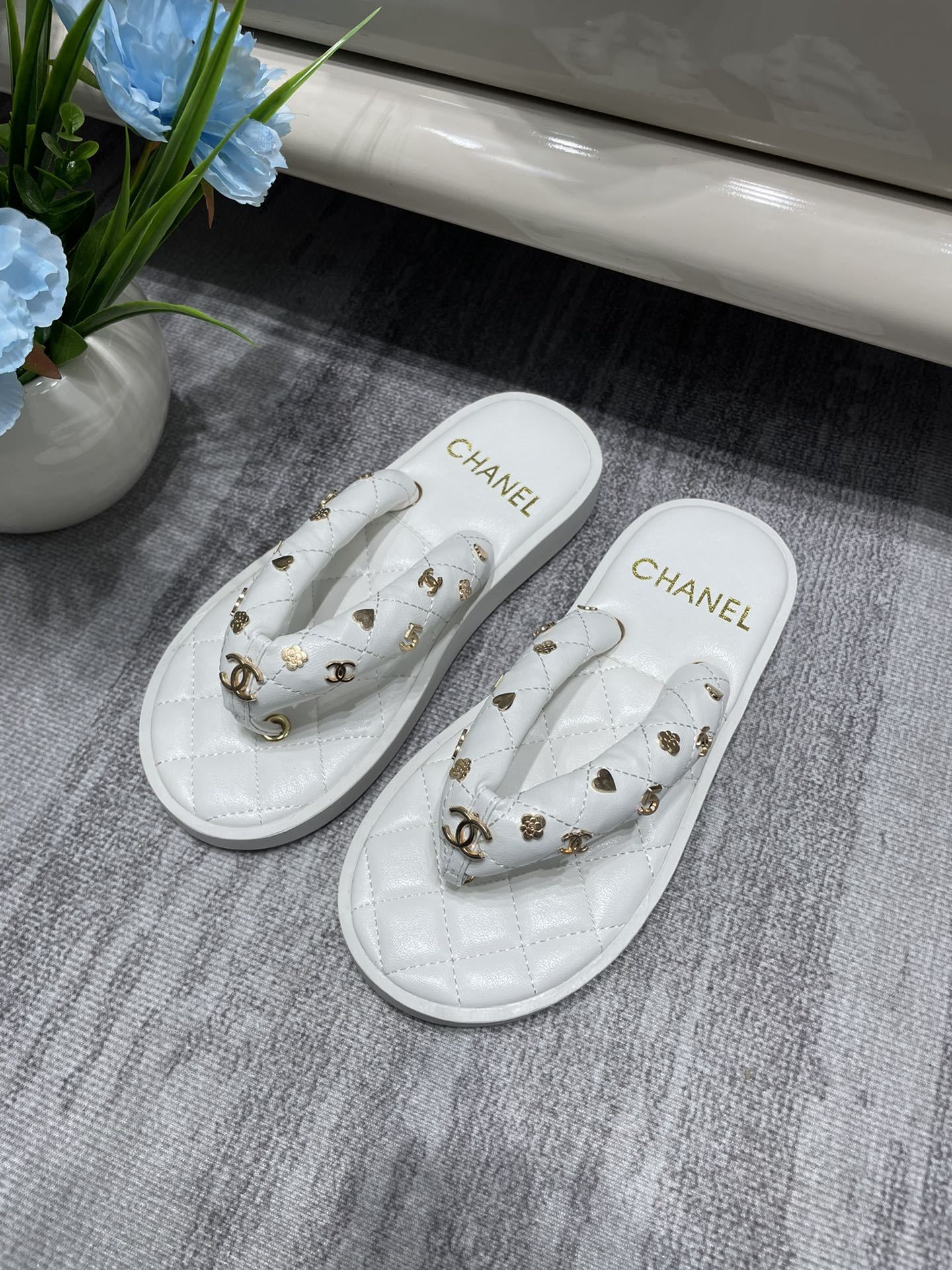 C style Velvet Thick Sole Bread Flip Flops