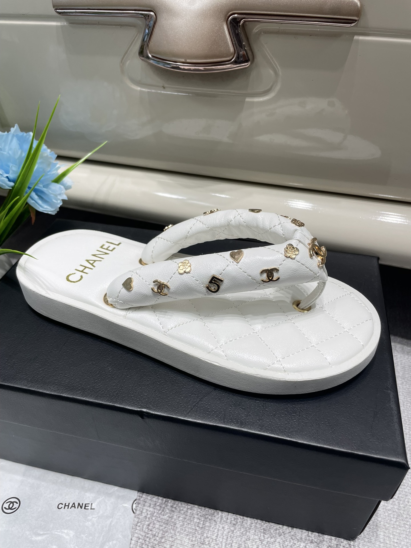 C style Velvet Thick Sole Bread Flip Flops