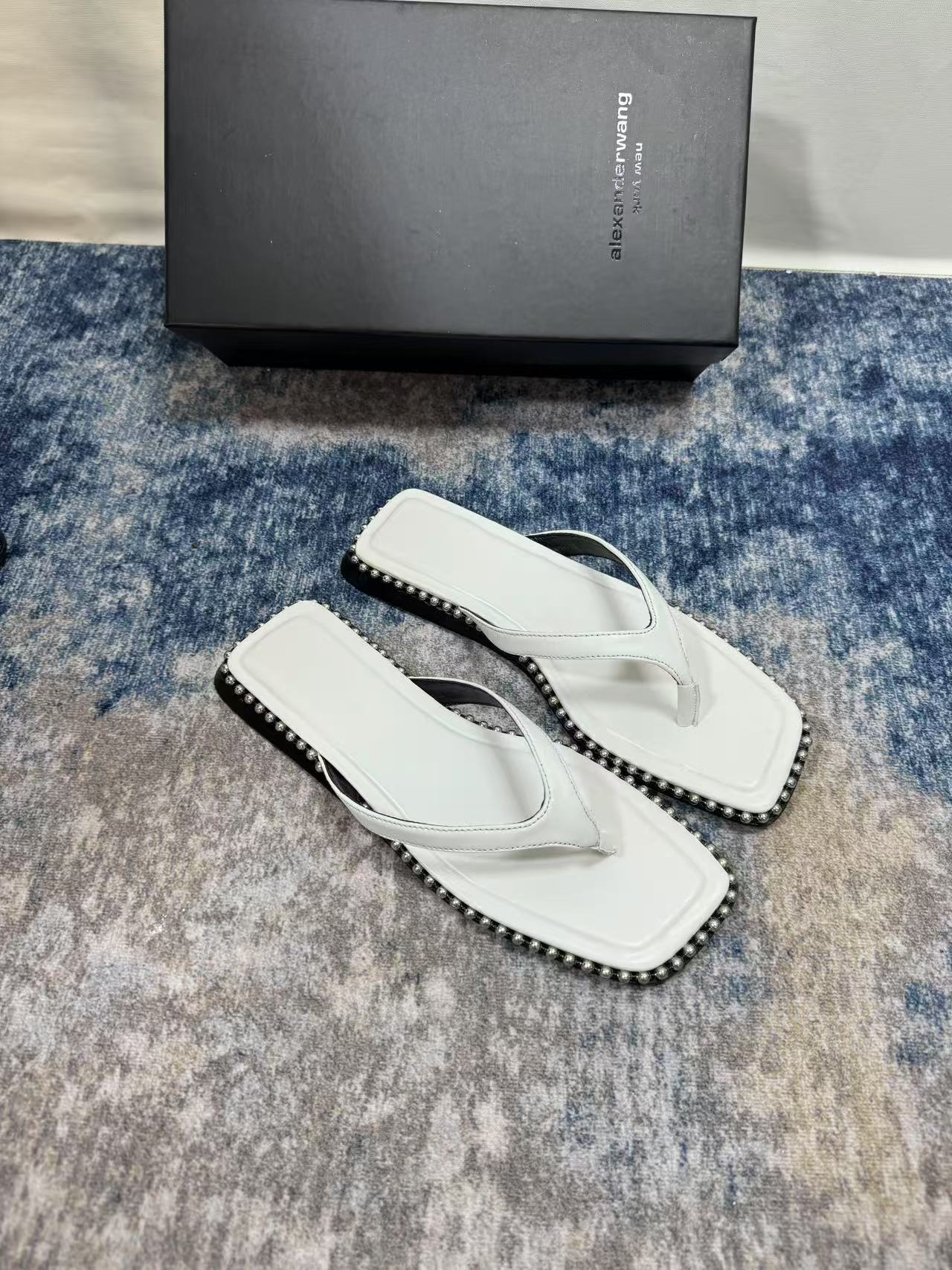 A style Square toe flip flops