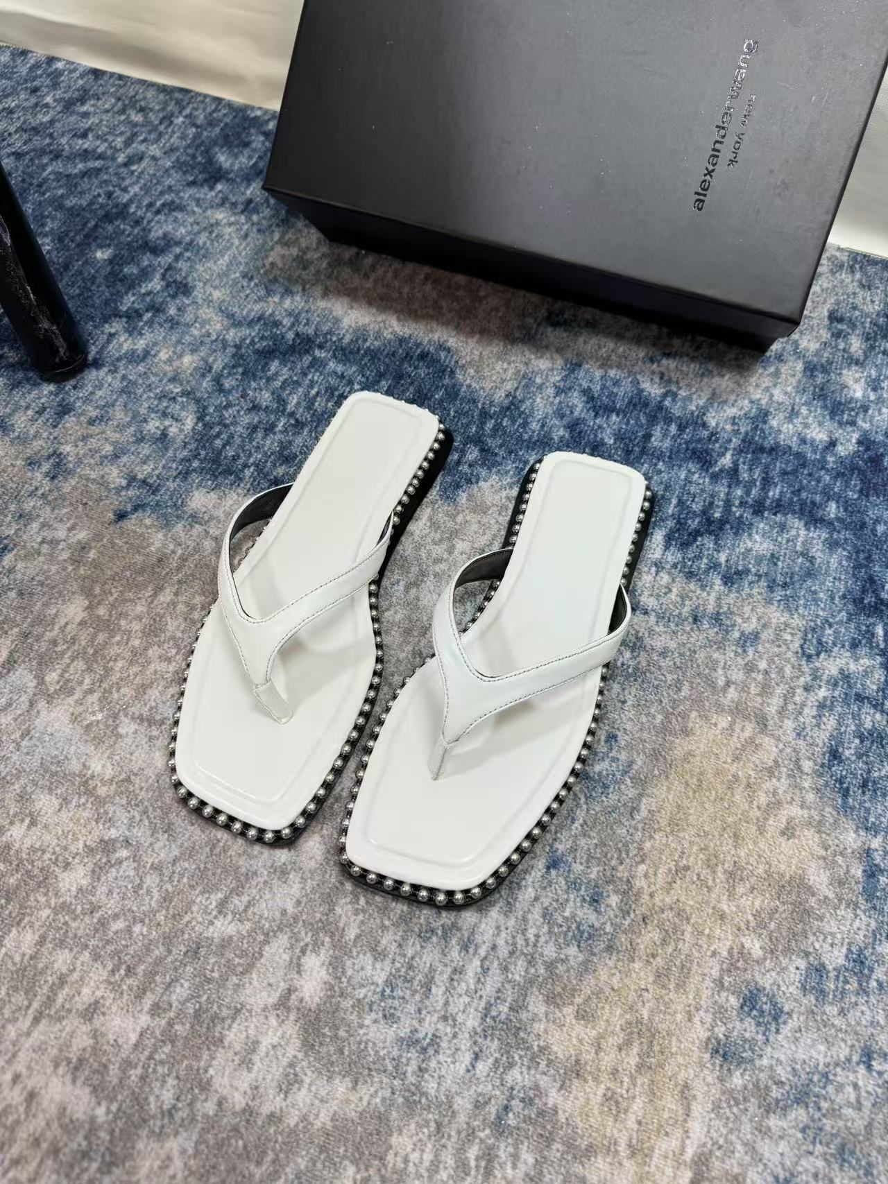 A style Square toe flip flops