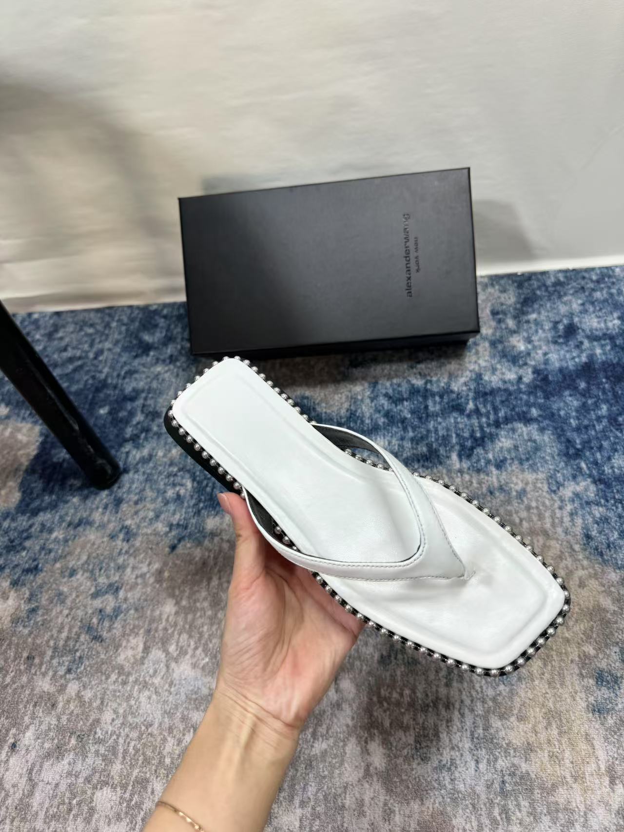 A style Square toe flip flops