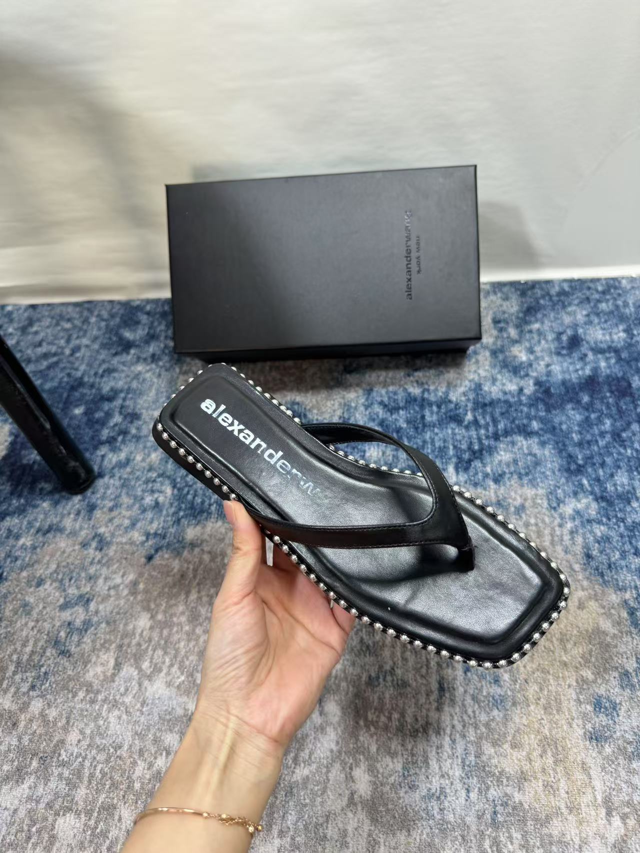 A style Square toe flip flops