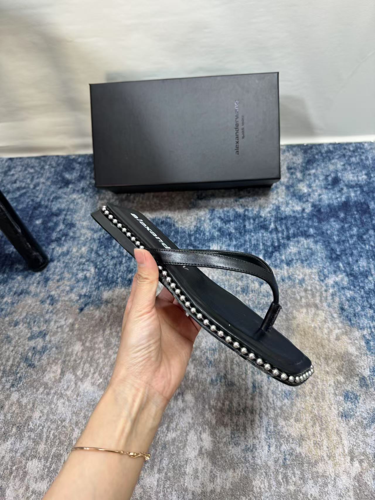 A style Square toe flip flops
