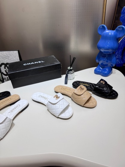 C style Metal buckle diamond quilted sandals