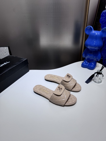 C style Metal buckle diamond quilted sandals