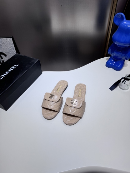 C style Metal buckle diamond quilted sandals