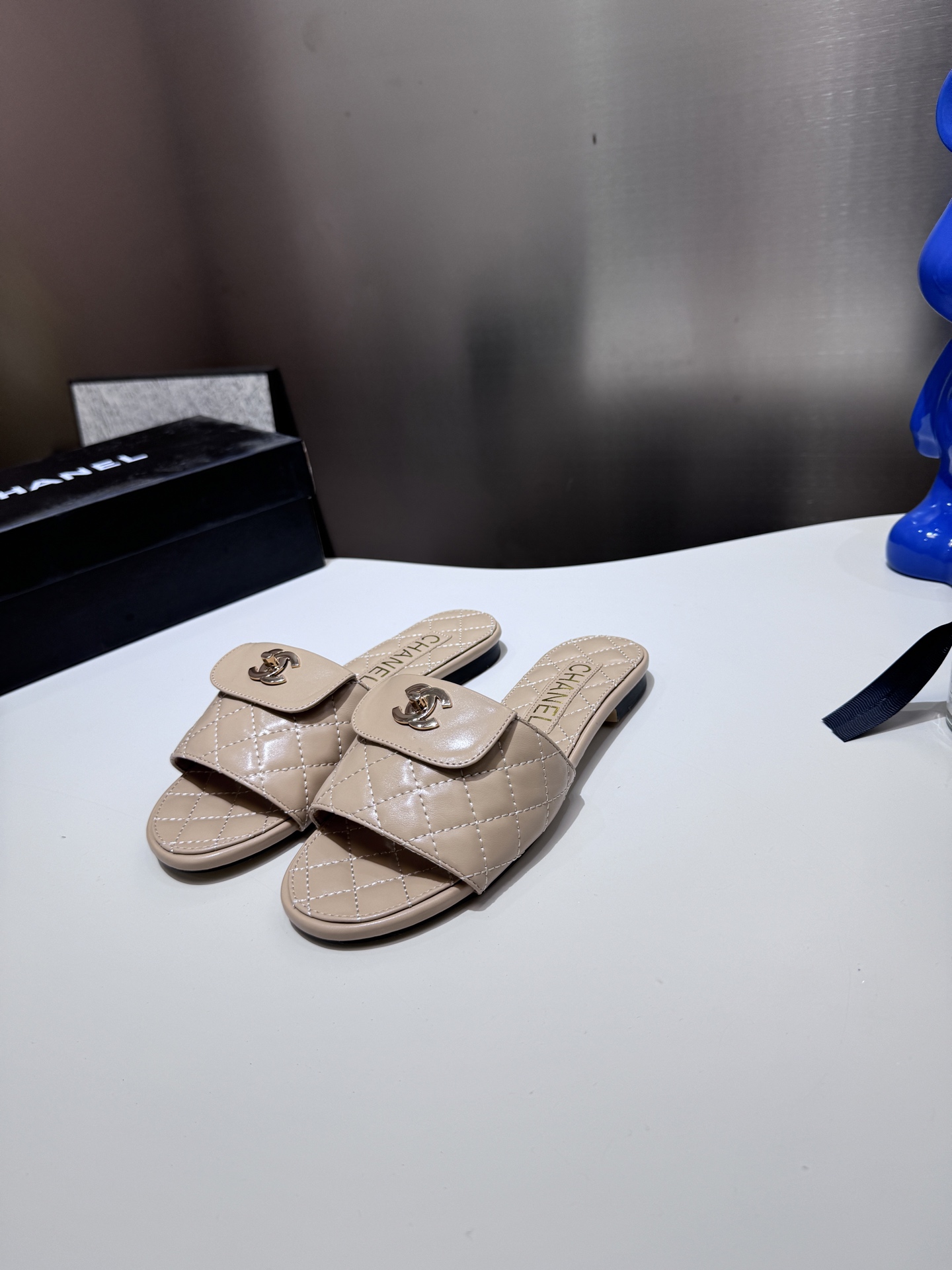 C style Metal buckle diamond quilted sandals