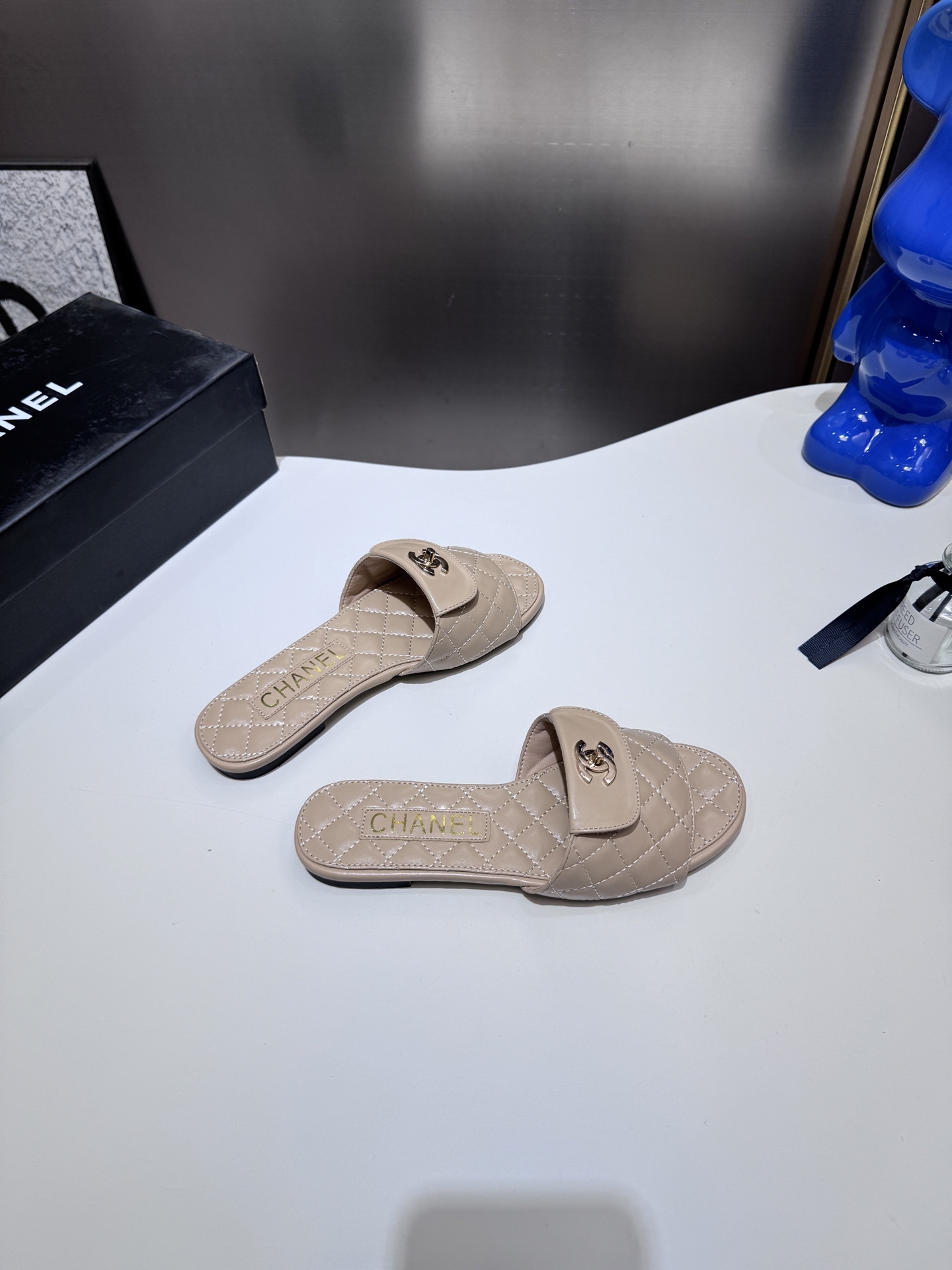 C style Metal buckle diamond quilted sandals