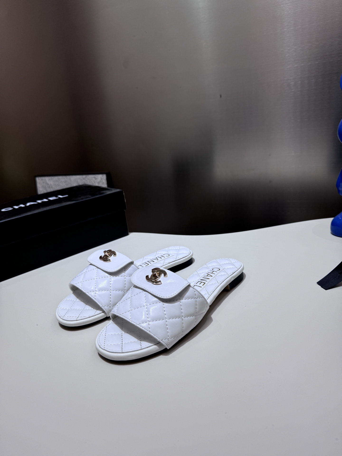 C style Metal buckle diamond quilted sandals