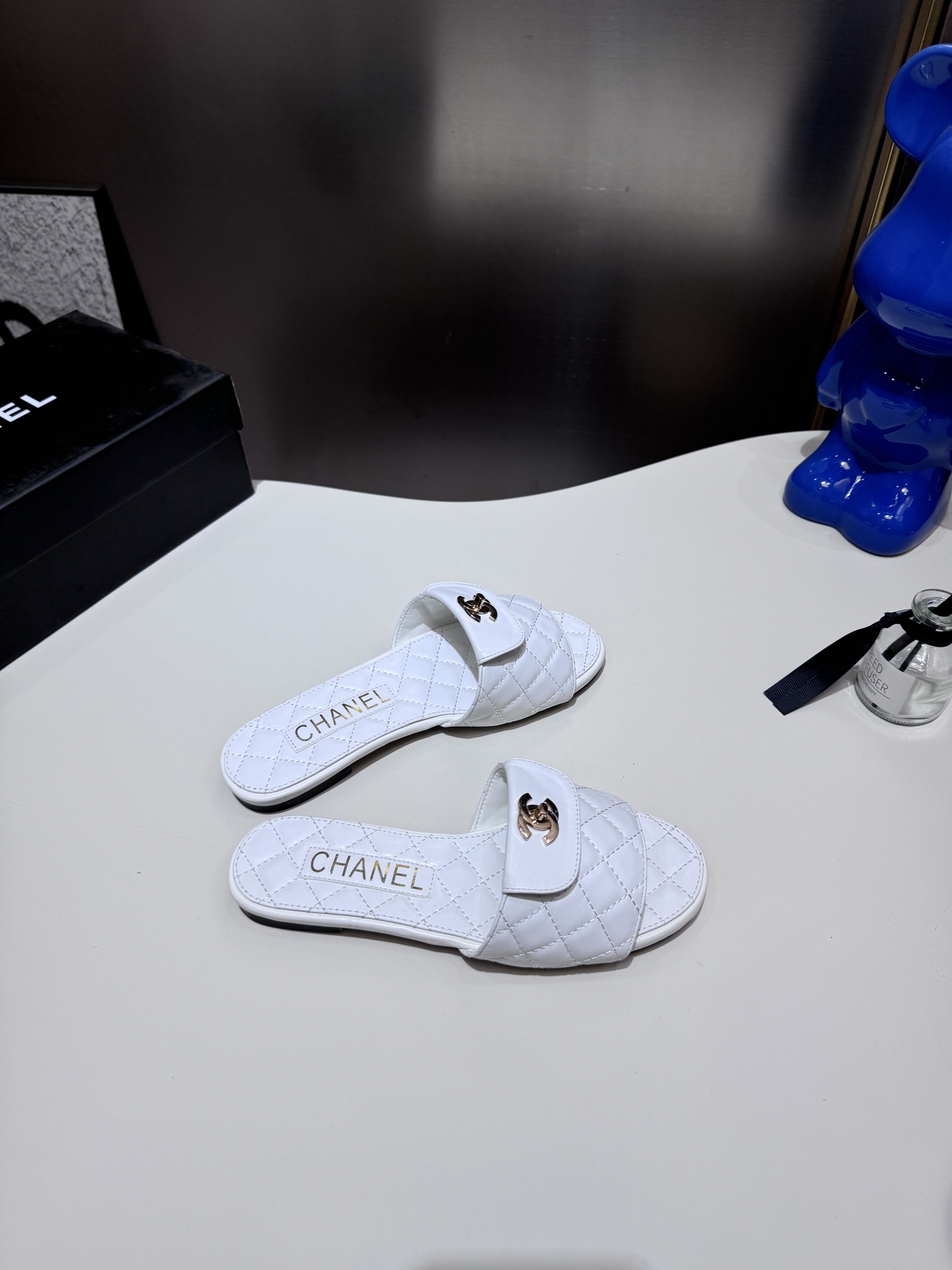 C style Metal buckle diamond quilted sandals