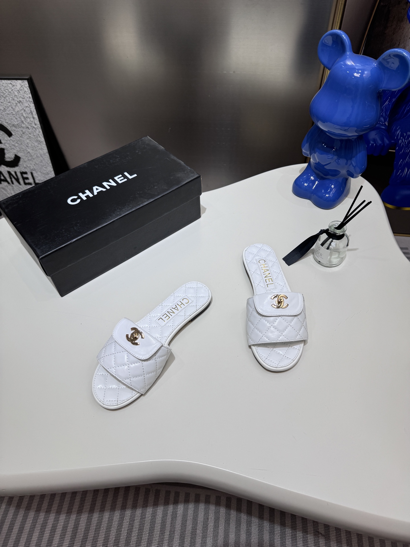 C style Metal buckle diamond quilted sandals