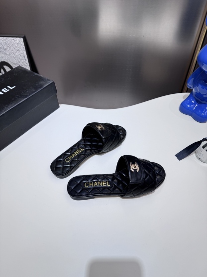 C style Metal buckle diamond quilted sandals