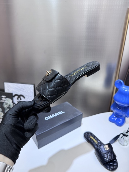 C style Metal buckle diamond quilted sandals