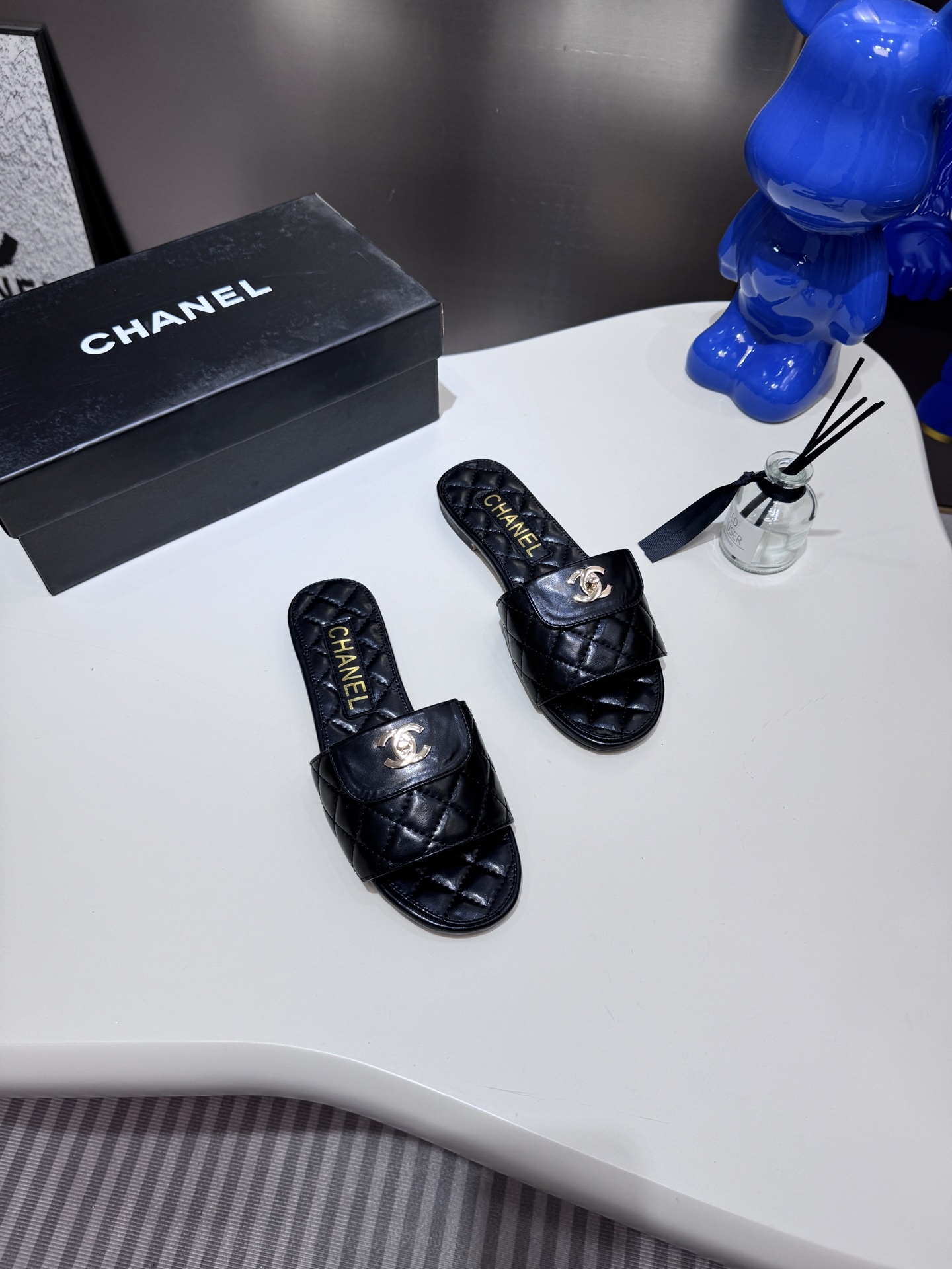 C style Metal buckle diamond quilted sandals