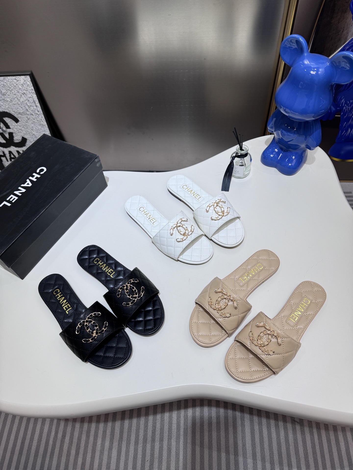 C style Metal buckle diamond quilted sandals