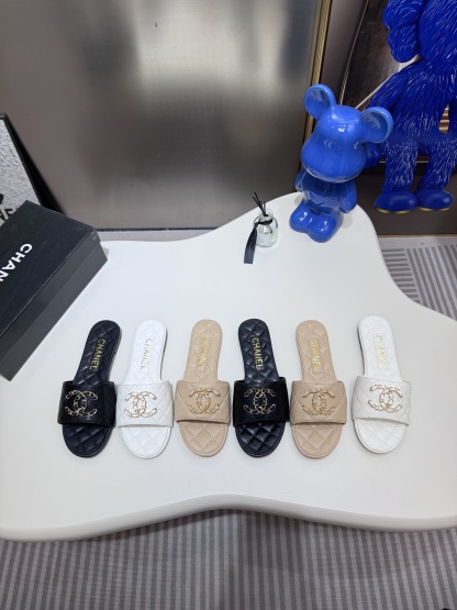 C style Metal buckle diamond quilted sandals