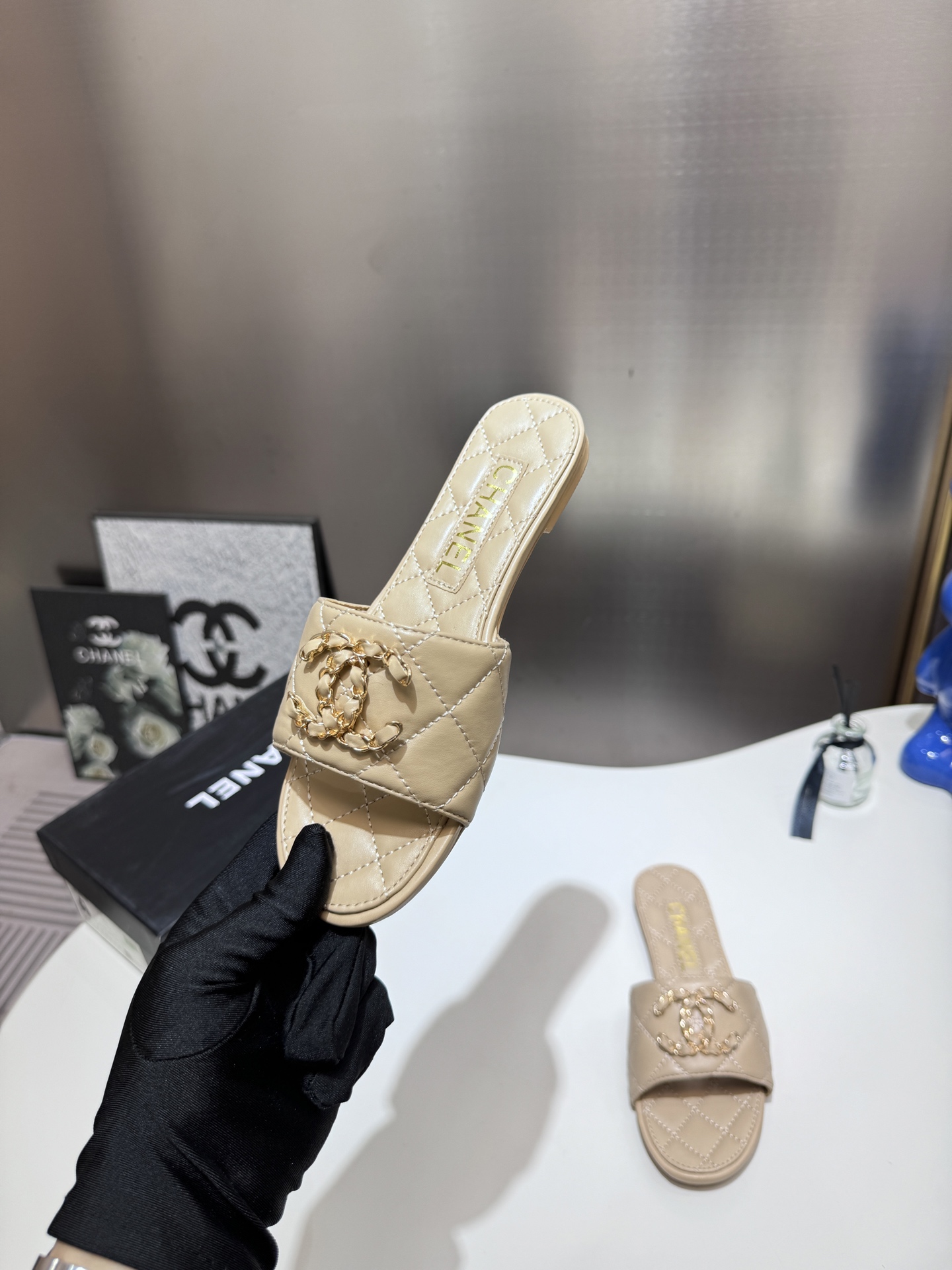 C style Metal buckle diamond quilted sandals