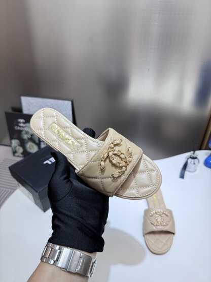 C style Metal buckle diamond quilted sandals