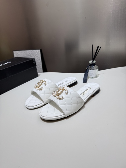 C style Metal buckle diamond quilted sandals