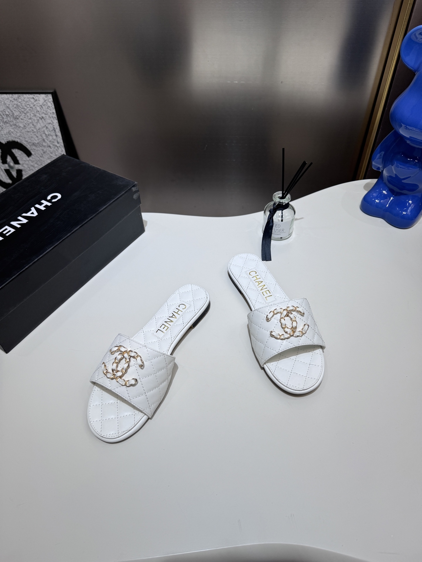 C style Metal buckle diamond quilted sandals