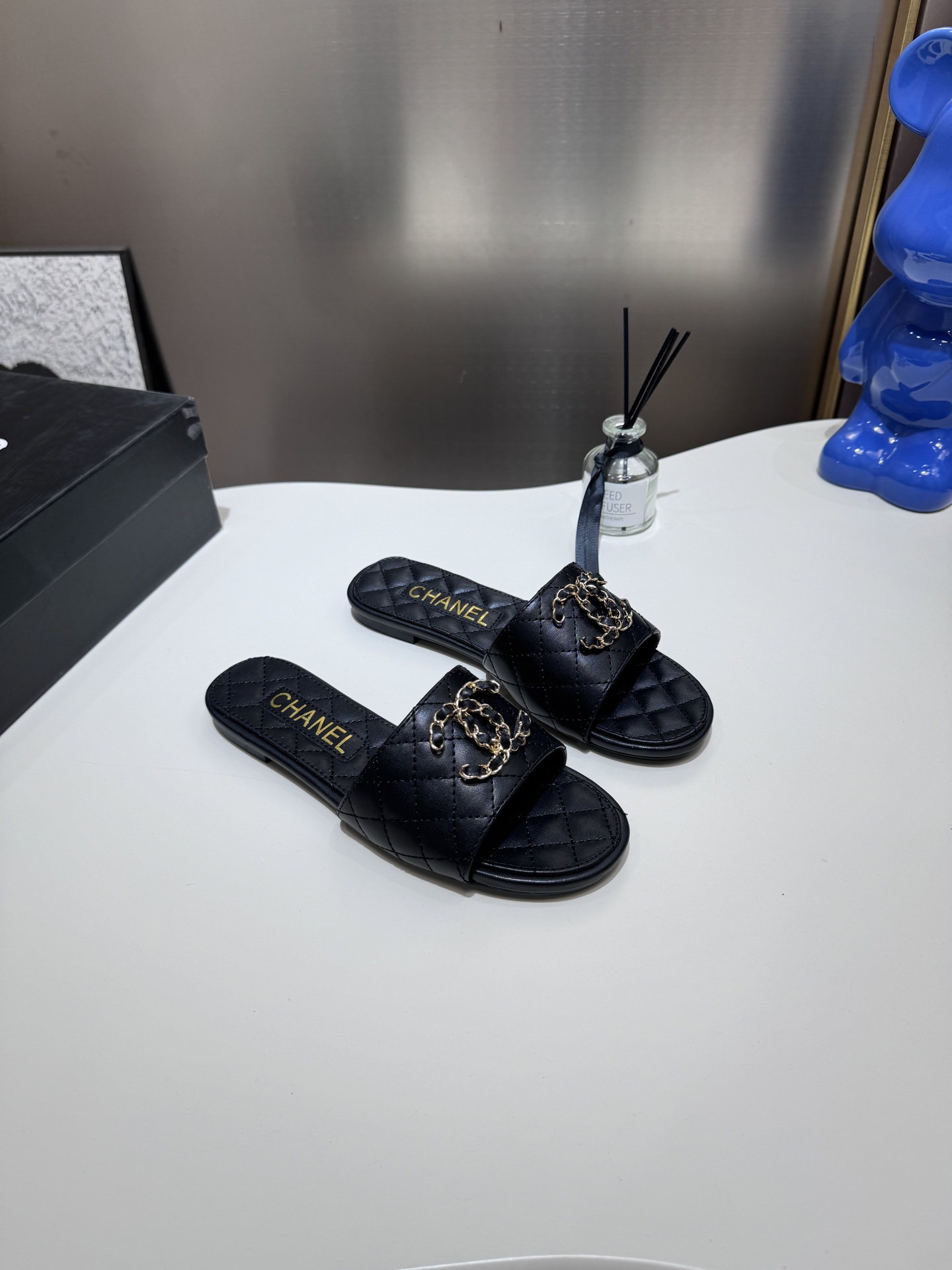 C style Metal buckle diamond quilted sandals