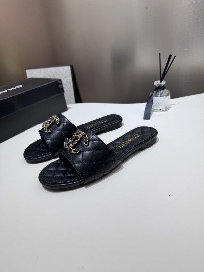 C style Metal buckle diamond quilted sandals