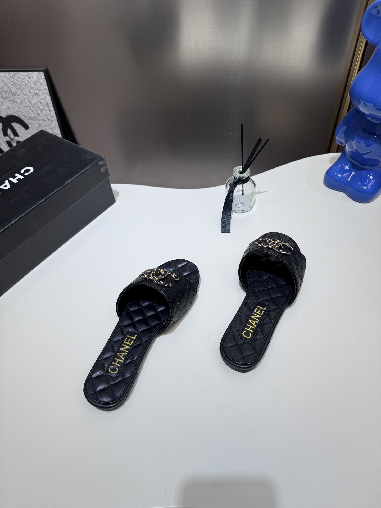 C style Metal buckle diamond quilted sandals