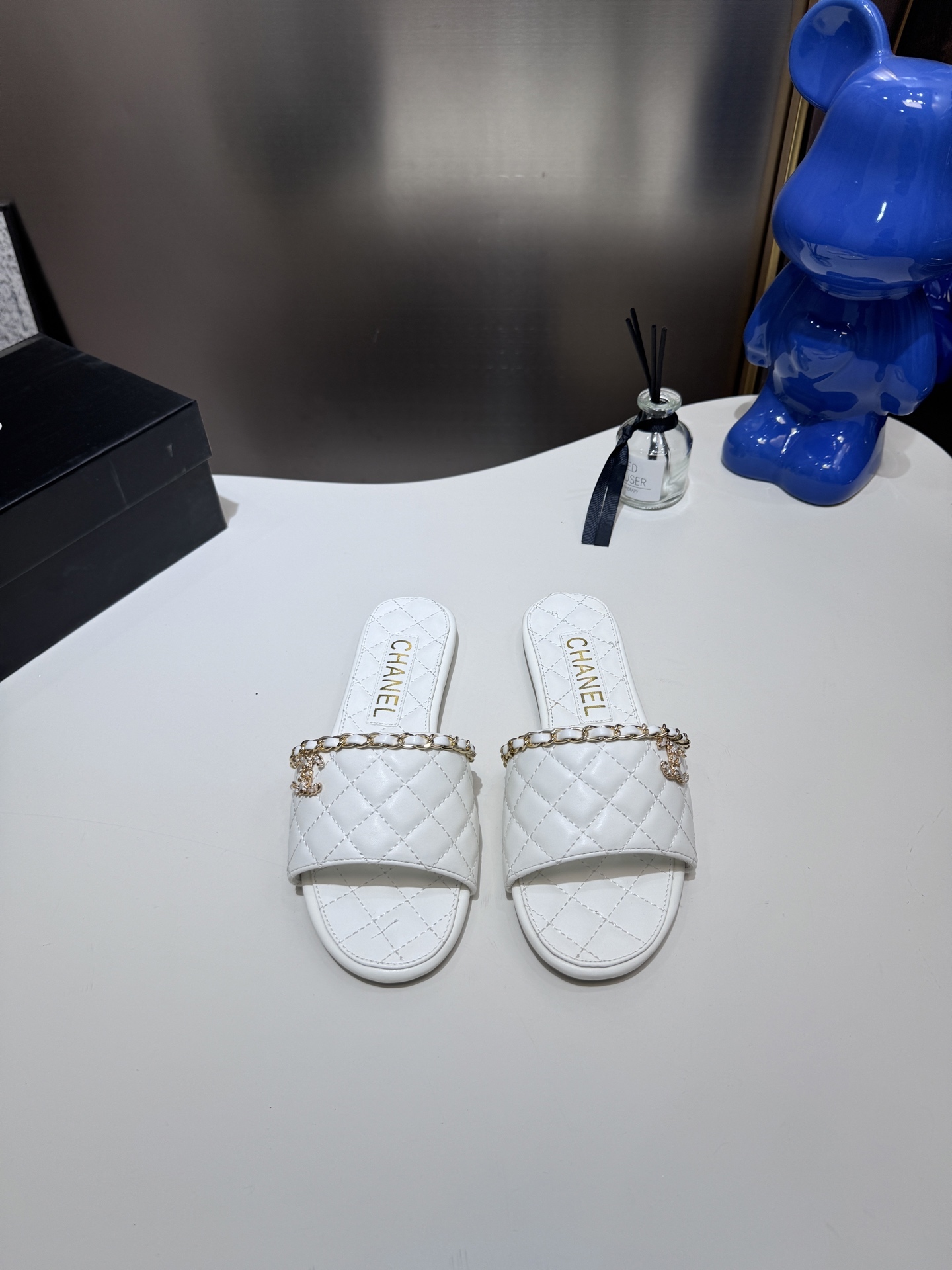 C style Metal buckle diamond quilted sandals