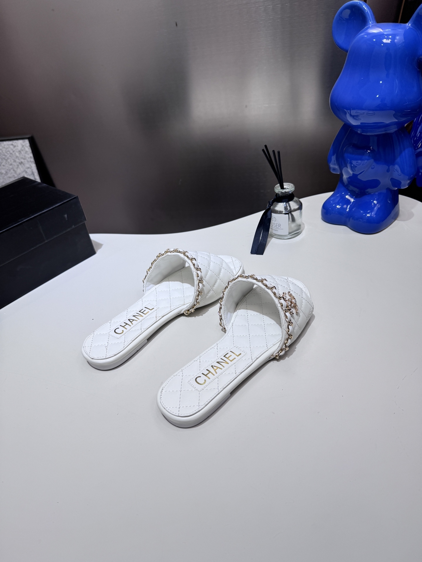 C style Metal buckle diamond quilted sandals