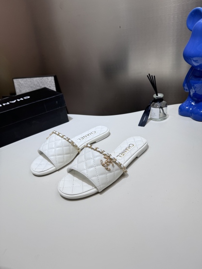 C style Metal buckle diamond quilted sandals