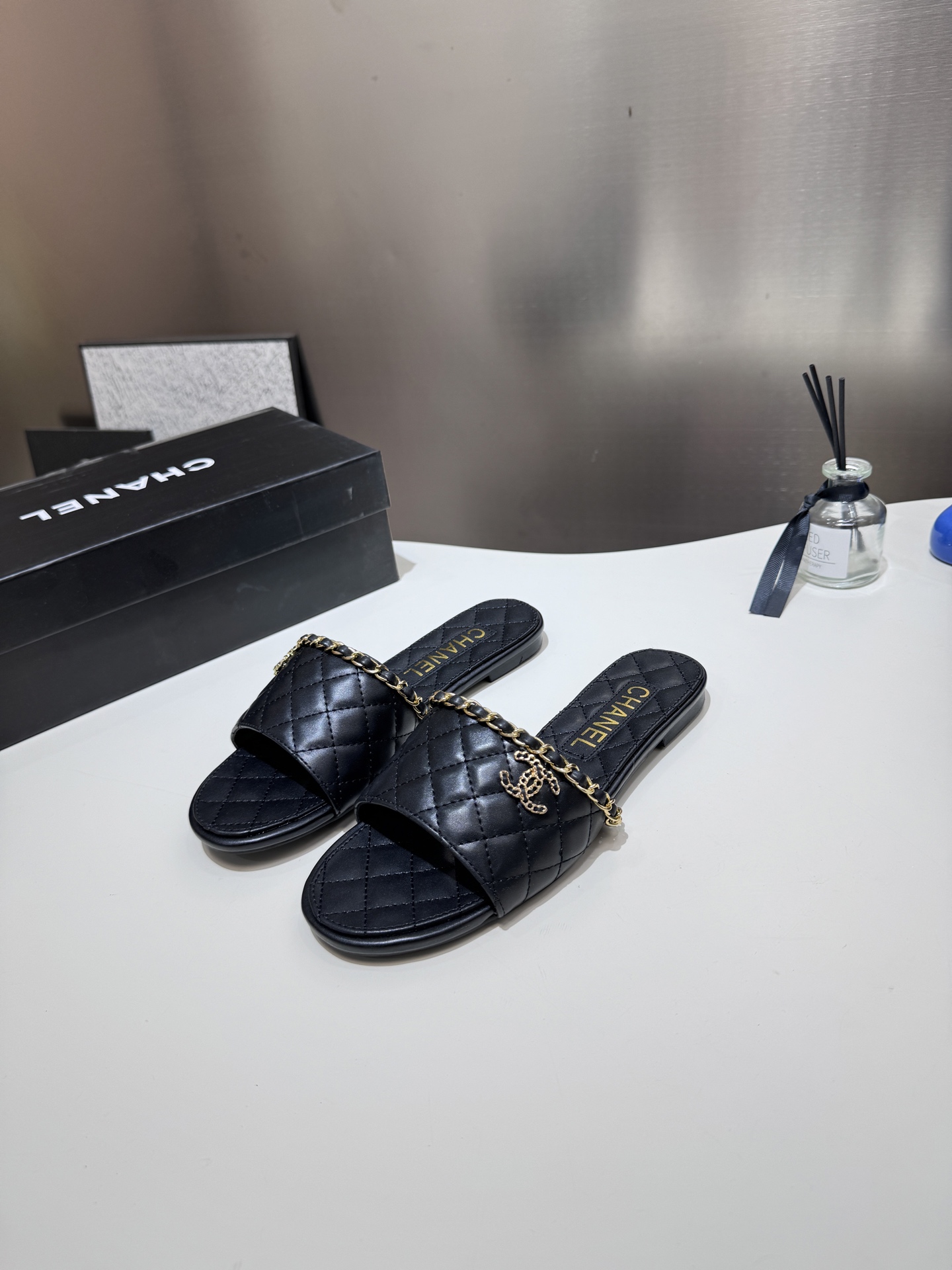 C style Metal buckle diamond quilted sandals