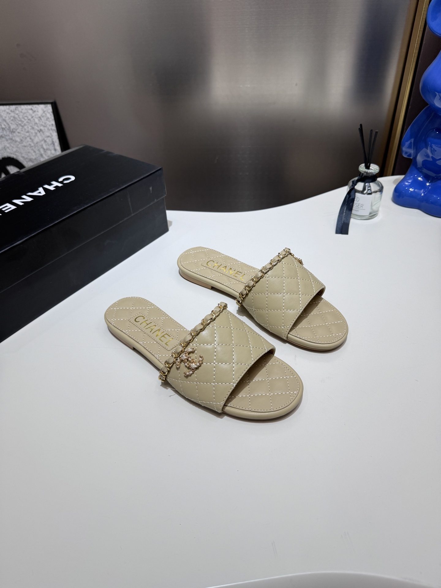 C style Metal buckle diamond quilted sandals